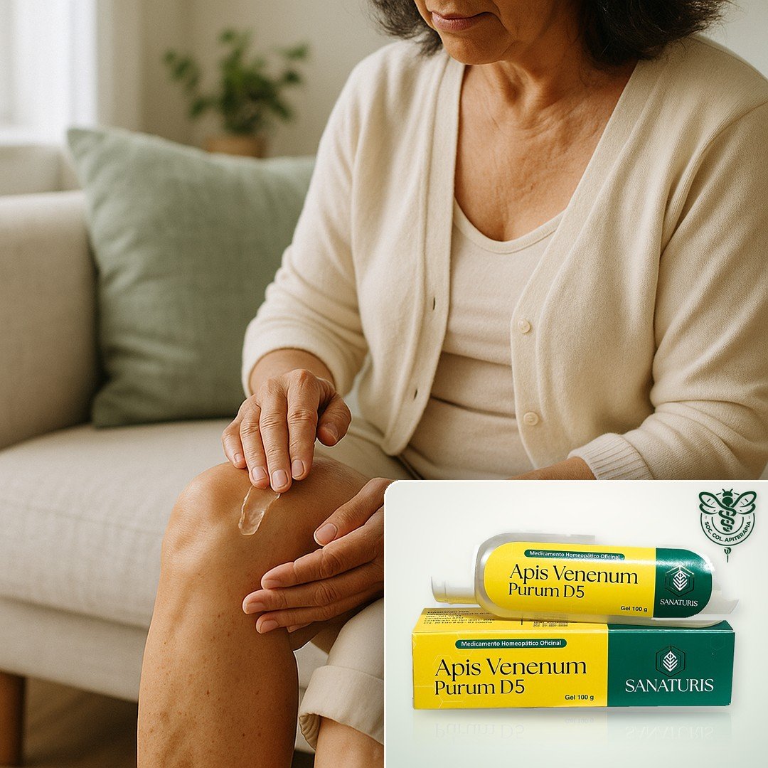 Mujer aplicando en casa el gel de veneno de abeja Apis Venenum Purum D5 de Sanaturis sobre su rodilla, junto al frasco y su caja